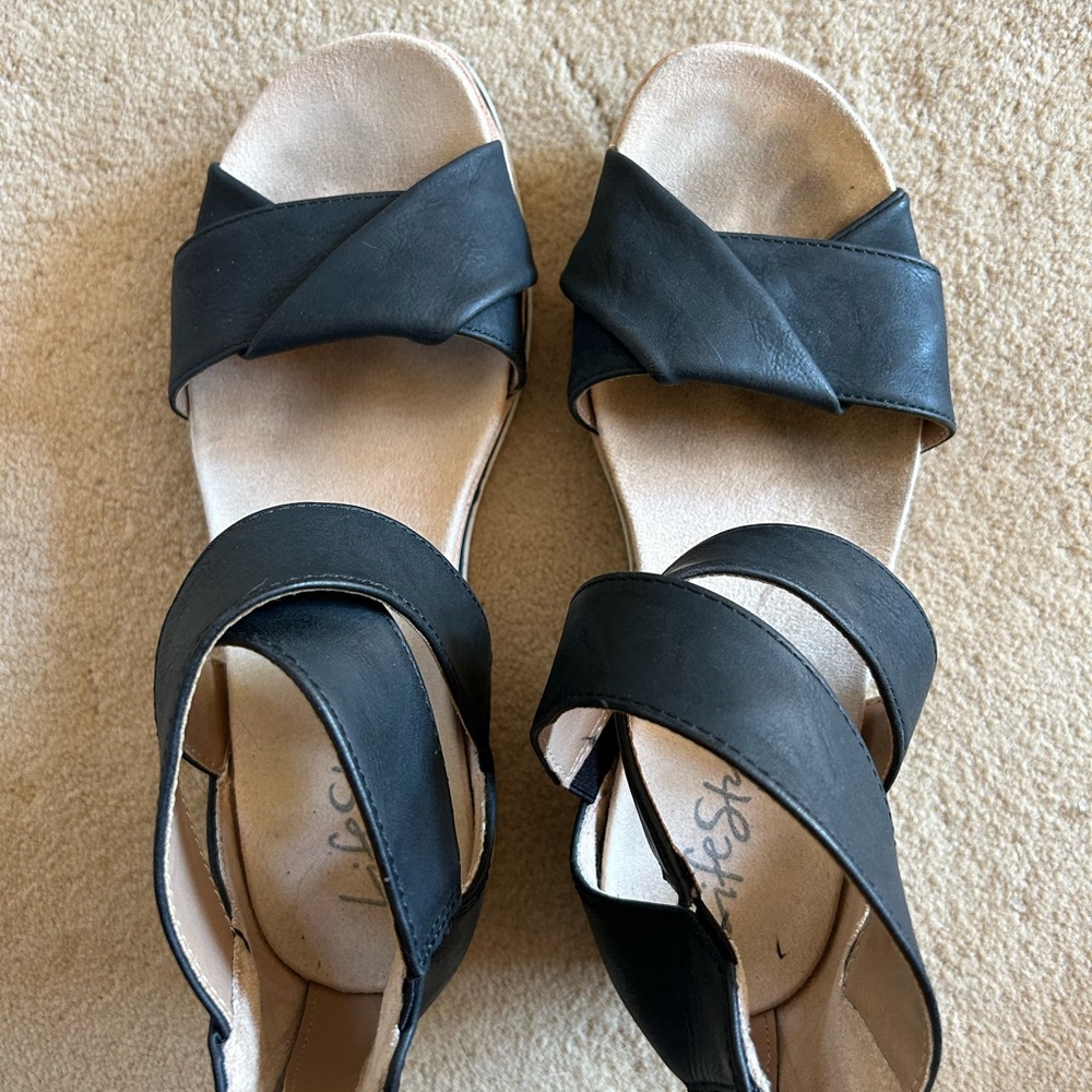Life stride sandals open toe crisscross straps zip back. Sz 7